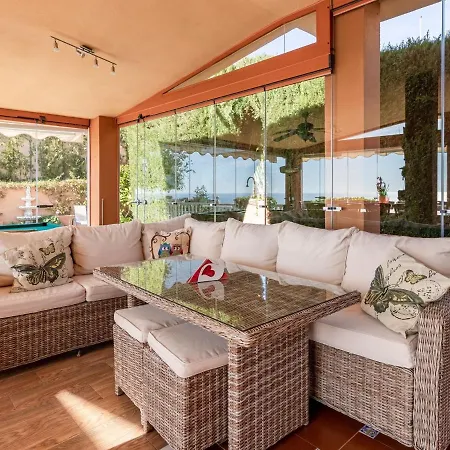 Lavish In With Swimming Pool וילה *
