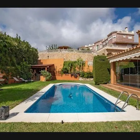 Lavish In With Swimming Pool וילה